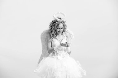 Kıvırcık sarı saçlı melek kız. Kutlama Sanat Kutlama Kartı. Aşkın oku. Beyaz elbiseli, kanatlı, sevimli, kıvırcık kız. Melek gibi bir kız..