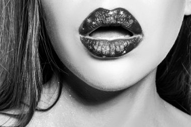 Seksi yakın plan dudak makyajı. Ruj mu ruj mu? Güzellik Modeli. Kadın kozmetikleri.