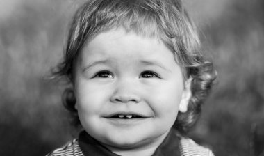 Sevimli, komik bir erkek bebeğin portresi. Kafkas çocuk yüzünü kapatın. Komik çocuk dışarıda..