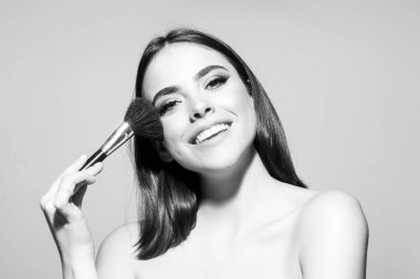 Çekici kadın makyaj fırçası. Kozmetik ürünleri.