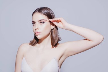 Güzel, kalın, mükemmel kaşlar, canlı bir bakış. makyaj düzeltme kavramı.