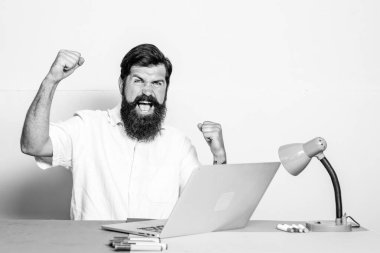 Yüz ifadesi. Ofis çalışanları kahkaha ile çığlık ve komik duygular ile duramaz. Crazy yöneticisi dizüstü bilgisayar ile toplantıda dostça konuşma yapıyor.