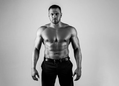 Üstsüz, çıplak, atletik adam. Atletik adam. Atletik genç erkek model mükemmel çıplak vücudunu gösteriyor. Ateşli çocuk.