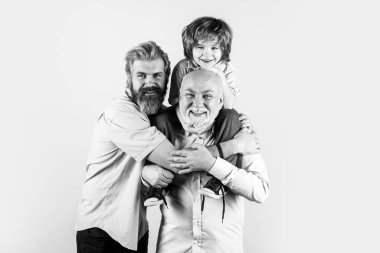 Mutlu aile kavramı gülün ve birlikte eğlenin. Üç kuşak yaşları: büyükbaba ve çocuk birlikte. Erkek Çoklu Nesil Ailesi, tecrit.