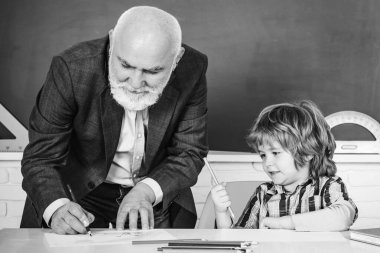 Öğretmenler günü. İlkokulun arka sınıfındaki son sınıf öğretmeniyle..