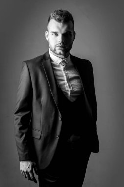 Klasik kostüm ve eğilim. Zengin gay içinde klasik takım elbise giymiş. Gündelik elbise. Moda elbise. Lüks erkek giyim. Takım elbiseli adam. Güven işadamı. Klasik kostüm. Moda mans.