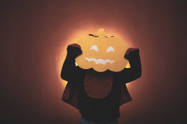 Sihirli balkabağı. Oyulmuş kabak ve sihirli ışıklar. Mutlu Halloween hafta sonu. Cadılar Bayramı tatil kavramı. Korku yüzler. Cadılar Bayramı için en popüler şeker.