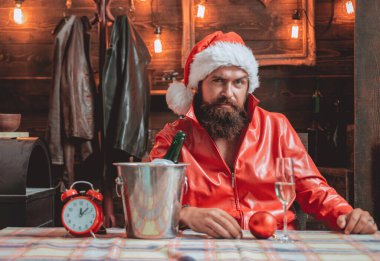 Modern Santa kamera bak. Hipster Noel Baba. Mutlu Noeller ve mutlu tatiller.