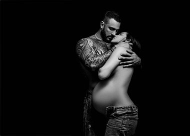 Şehvetli çift öpücüğü. Seni seviyorum. Aşık çift. Romantik ve aşk dolu. Samimi ilişki ve cinsel ilişki. Hamile bir kadın. Öpüşen ağızlar. Tutku ve şehvetli dokunuş.