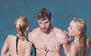 Gençler yazın eğleniyor. Maldivler ya da Miami sahili suyu. Mutlu deniz hayatı. Güzel kız ve yakışıklı adam yüzme havuzunda eğleniyor. Dünyanın en seksi ve en iyi plajları..