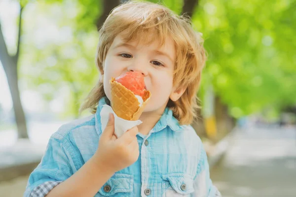 Il ragazzo mangia gelato all'aperto. Cibo spazzatura per bambini. Delizioso gelato estivo. — Foto Stock