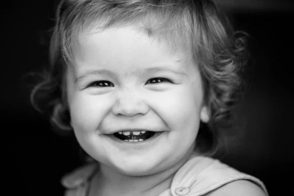 Retrato de um bebé feliz a rir. Fechar a cara dos miúdos positivos. Criança sorridente, sorriso bonito. — Fotografia de Stock