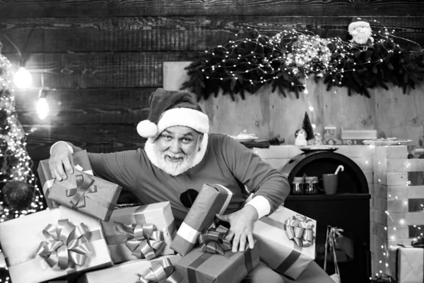 Ein alter Weihnachtsmann posiert auf einem alten hölzernen Hintergrund. Weihnachten Menschen feiern Neujahr. — Stockfoto