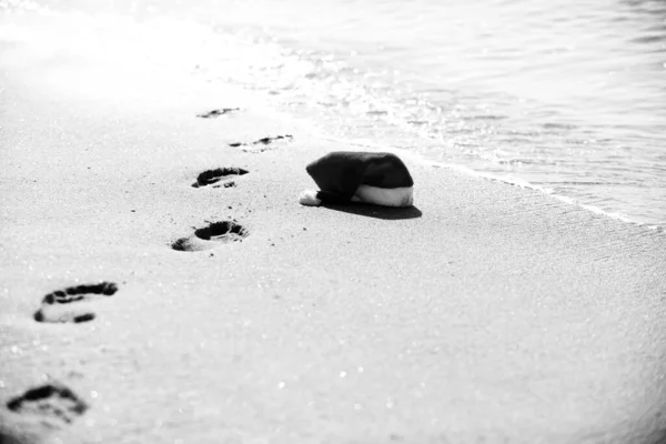 Chapéu de Santa na praia do mar. Natal e Ano Novo férias em países quentes. — Fotografia de Stock