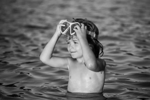 Szczęśliwe dziecko bawić się w morzu na plaży. — Zdjęcie stockowe