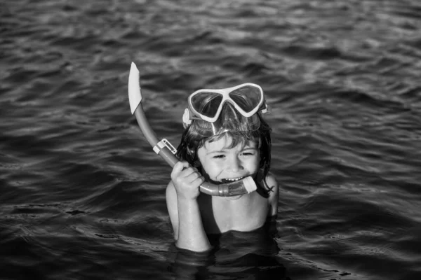 Férias de verão. Criança feliz brincando no mar. Crianças se divertindo na praia. — Fotografia de Stock