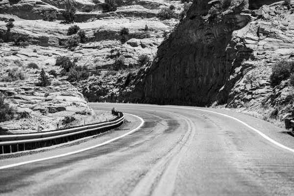 Landschap met oranje rotsen, lucht met wolken en asfaltweg in de zomer. Zomer weg in de bergen, gebogen Arizona Desert Road. — Stockfoto
