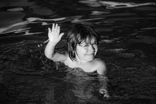 Dziecko uczy się pływać na świeżym powietrzu. Mały chłopiec na plaży podczas wakacji. Koncepcja wakacji letnich i podróży. — Zdjęcie stockowe