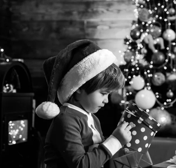 Weihnachtswunder und Neujahrsgefühle. Erste Erinnerung an die Kindheit. Junge Winterbekleidung Weihnachtsmann Hut feiern Weihnachten und ein glückliches neues Jahr. Weihnachten naht. — Stockfoto