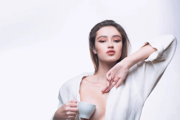 Ritratto di una bella giovane donna caucasica sensuale con un berretto di caffè. Rituale mattutino per iniziare bene la giornata. Bellezza mattina concetto . — Foto Stock