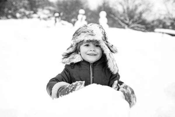 Happy kid winter portrait. Kids in snow. Merry Christmas and Happy new year. Winter kid. Winter morning. Winter emotion. — Stock Photo, Image