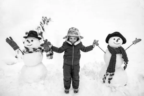 Cute little child boy on snowy field outdoor. Child boy Having Fun in Winter Park. Winter children in frosty winter Park. Christmas winter children. — Stock Photo, Image