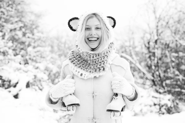 Menina de inverno engraçado está indo patinar ao ar livre. Linda jovem mulher rindo ao ar livre. Mulher de inverno bonita rindo ao ar livre. Menina brincando com neve no parque. — Fotografia de Stock