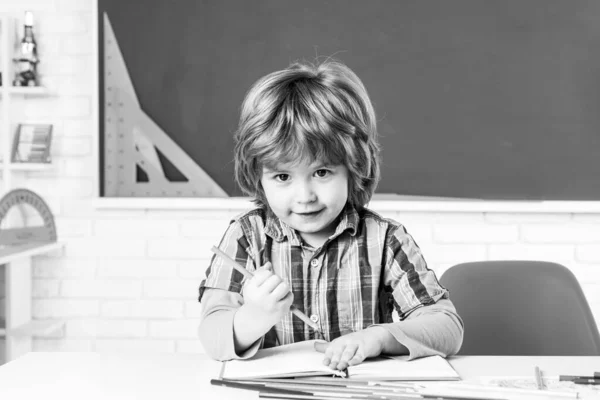 Allievo della scuola elementare. Gli scolari contro la lavagna verde. Il ragazzo si prepara per la scuola. — Foto Stock