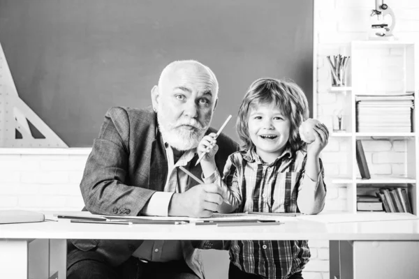 Portret szczęśliwego dziadka i syna w klasie. Dziadek i wnuk - koncepcja ludzi pokolenia. Dziadek i syn uczą się na zajęciach. Wracamy do szkoły.. — Zdjęcie stockowe