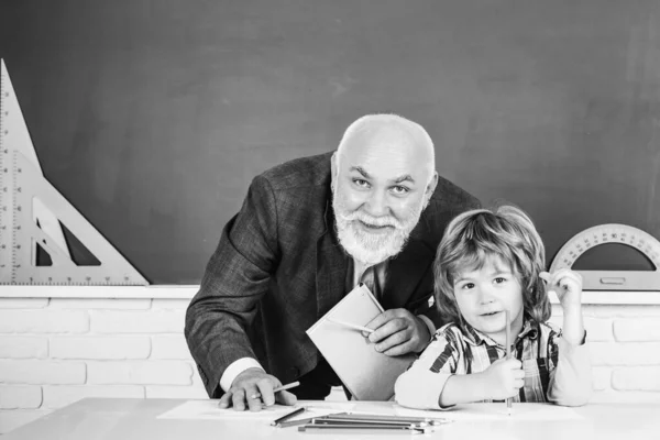 선생님 할아버지는 초등 학교 교실 뒤에 학생과 함께 계십니다. 교사들의 날. — 스톡 사진
