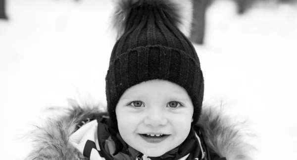 Roztomilý chlapeček v zimním parku. Vánoce a Silvestrovské prázdniny. Sněžné chladné počasí. Zimní prázdniny. Krásná zimní příroda. Malý chlapec v teplém zimním oblečení baví. — Stock fotografie