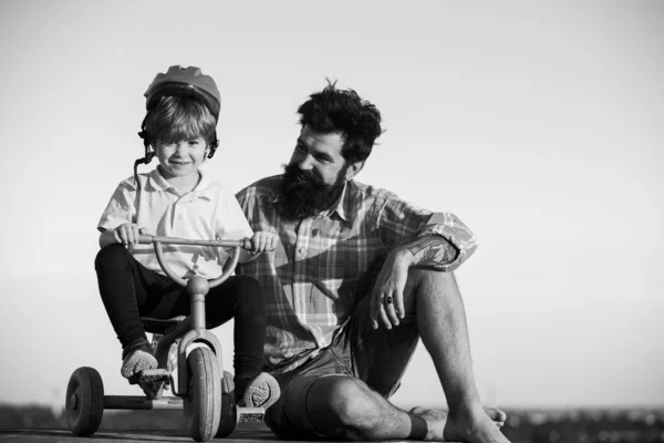 Beau père enseignant fils à vélo. Les enfants de la paternité s'occupent de leur père et de leur famille. Mari relation avec fils ensemble à l'extérieur dans la nature. — Photo