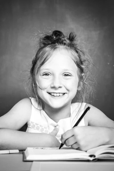 Chica de la escuela feliz. Regreso a la escuela y feliz tiempo de los niños. —  Fotos de Stock