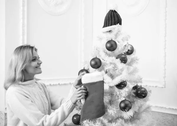 Beyaz Noel ağacı kırmızı topları. Noel çorapları. Ev Noel atmosferi. Kış tatili ve insanların konsepti. — Stok fotoğraf