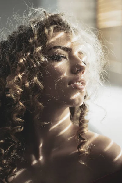 Pretty woman. Shiny curly hair .Curly hair woman. Beautiful hair, portrait of an young girl. Charming woman. Wavy Hair. Beautiful Sexy Blonde Woman. — Stock Photo, Image