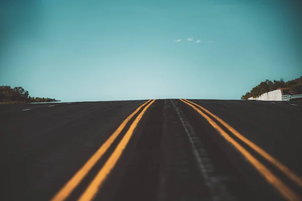 Landschaft und Sonnenaufgang über der Straße. Panoramabild einer malerischen Straße, USA. — Stockfoto