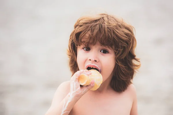 Dzieciak je lody. Chłopiec je smaczne lody na świeżym powietrzu. Dzieci liżące lody w rożku. — Zdjęcie stockowe