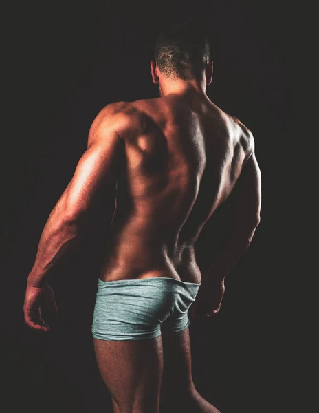 Чоловіче торсо. Сексуальна мускулиста людина. Чоловічий зад і потужні плечі. Модний жорстокий хлопець з сексуальним голим торсом. Концепція чоловічої моди. М'язистий атлетичний сексуальний чоловік з голим торсом . — стокове фото
