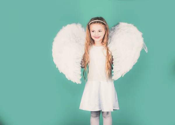 Valentijnsdag. Angel kind met blond krullend haar. Gelukkige kleine engel. Mooie en schattige kleine meisje engel. Engel kind met blonde krullend haar. — Stockfoto