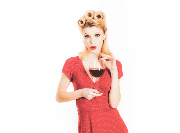 Cool μοντέρνα νεαρή ξανθιά pinup γυναίκα δοκιμάζοντας μεγάλη κόκκινο κρασί. Όμορφη γυναίκα πίνει κόκκινο κρασί. Απομονωμένα σε λευκό φόντο. — Φωτογραφία Αρχείου