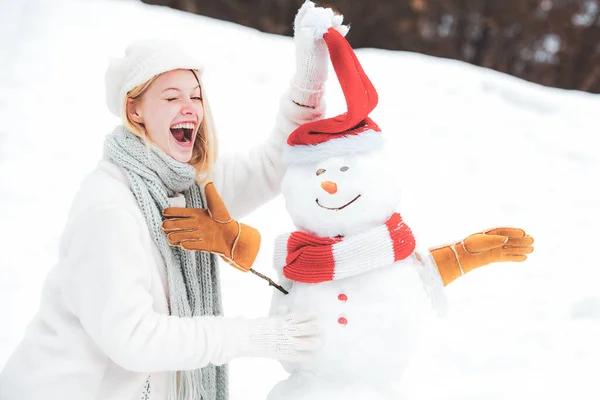 Snowman and snow day. Cute snowman at a snowy village. Greeting snowman. Snowman in snow forest. — Stock Photo, Image