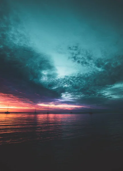 美しい日の出だ。青い海と太陽の反射。日没時の休暇中のビーチ. — ストック写真