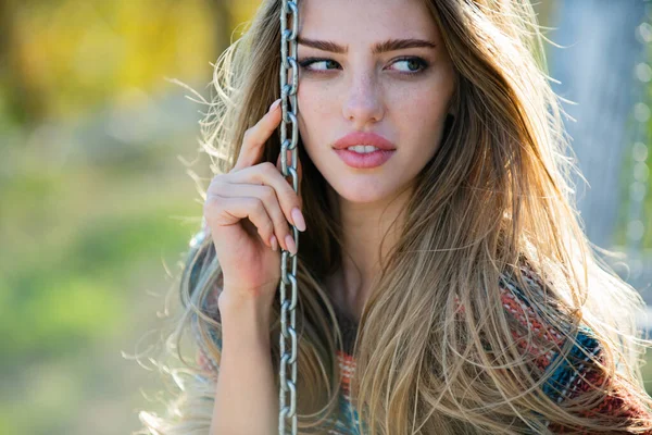 Egy fiatal nő portréja, egy gyönyörű nő közeli arcképe a szabadban. Vidám női modell. — Stock Fotó