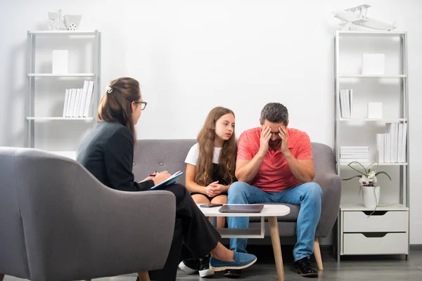 Maatschappelijk werker begeleiding ouderlijk. Psycholoog met vader en dochter, psychotherapeut luisteren geestelijke gezondheid van vader en kind tiener, psychologische ouders probleem. — Stockfoto