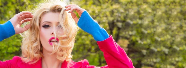 Diseño de primavera con hermosa cara de mujer para banner o encabezado del sitio web, espacio de copia. Maquillaje de mujer estilo primavera. Hermosa mujer con flores de primavera. Tienda de belleza conforman. — Foto de Stock