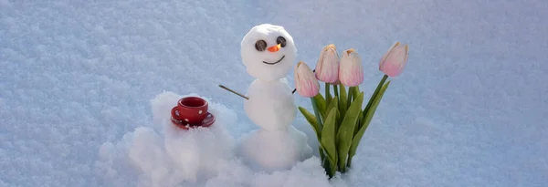 Voorjaars- of winterseizoenen spandoek. Dag winter Hallo lente. Sneeuwman met koffiekop. Sneeuwman met bloemen. — Stockfoto