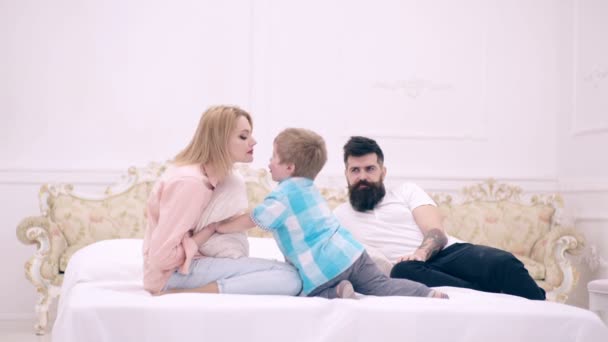 Mother father and child son play in bed. Parenting concept. — Stockvideo