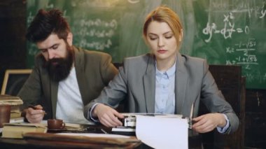 Eski usul antika. Üniversite profesörü ders veriyor, kitap okuyor..