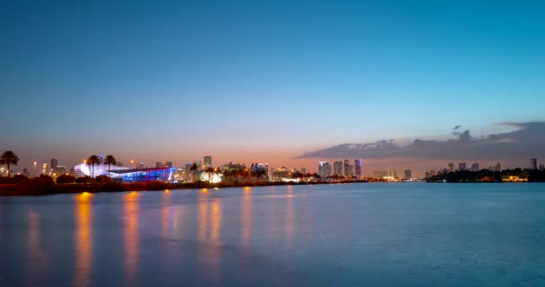 Miami panorama lapso de tempo. Céu noturno timelapse na cidade de Miami Beach. Centro de MacArthur, cidade de Causeway. — Vídeo de Stock