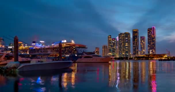 迈阿密全景时间流逝。迈阿密海滨城市的夜空已经消逝了.时间过得很快，云彩城市的运动视频，戏剧性的灯光. — 图库视频影像